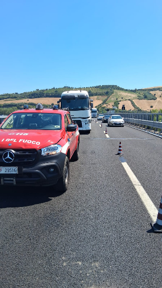 Val Vibrata - Tamponamento tra tre tir sulla A14: travaso di gasolio e traffico in tilt per ore